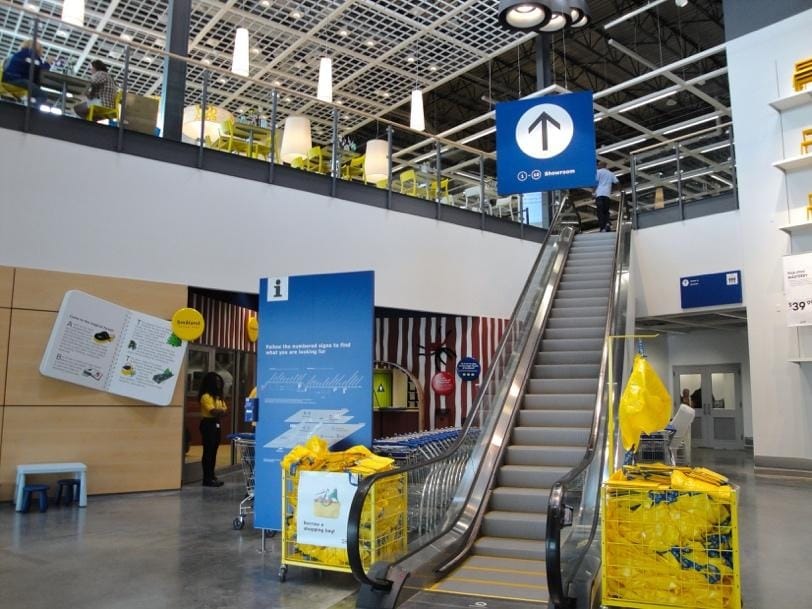 A escalator in a buildingAI-generated content may be incorrect.